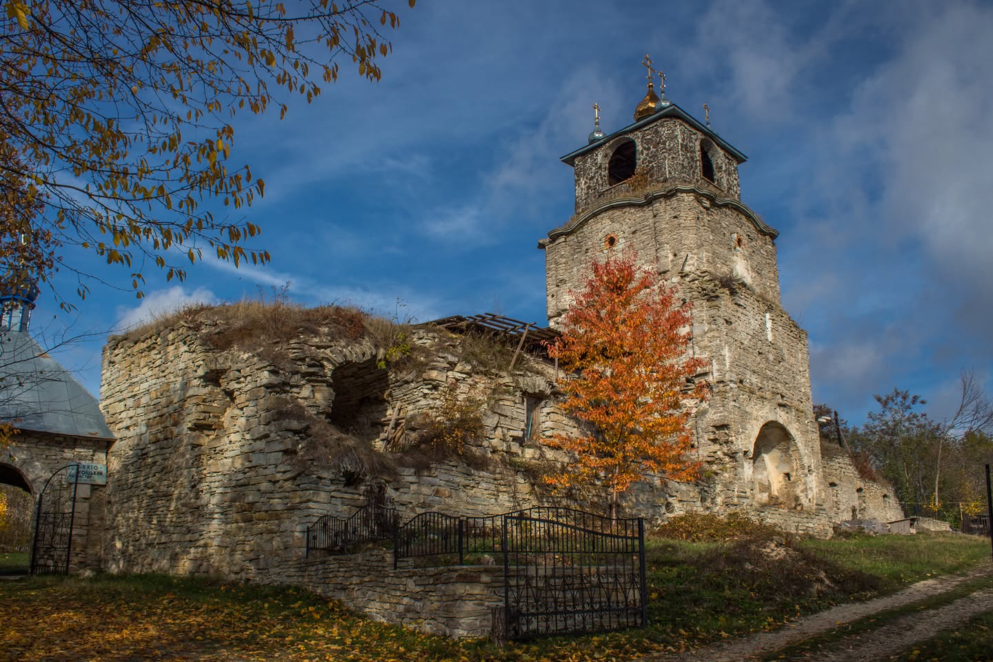 Свято-Троїцький монастир: памʼятка, яку варто побачити